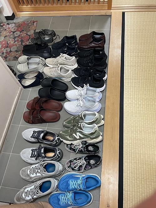 A group of shoes removed by students before entering tea room